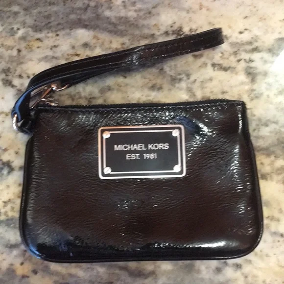 Michael Kors wristlet - Picture 1 of 4